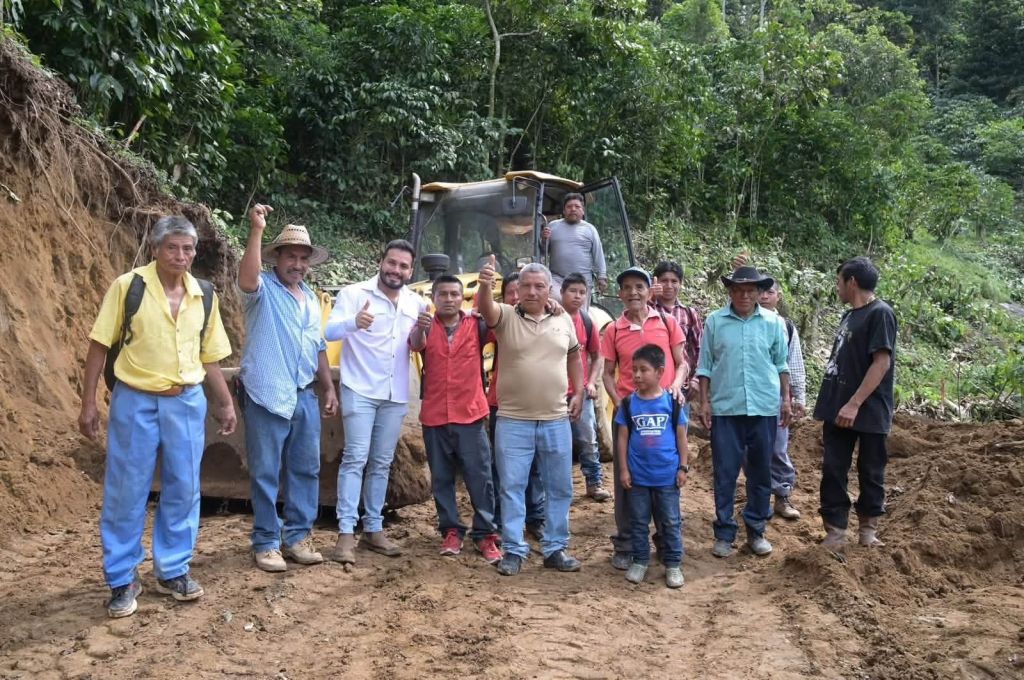 «Un camino también puede cambiar una vida»: Víctor Saldaña inicia rehabilitación vial en la Fracción Rancho&nbsp;Quemado