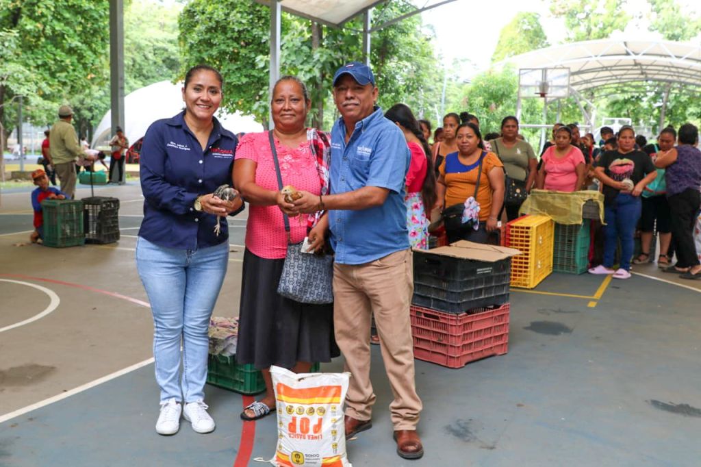 Ayuntamiento de Tapachula fortalece la economía familiar con entrega de paquetes avícolas para jefas de&nbsp;familia