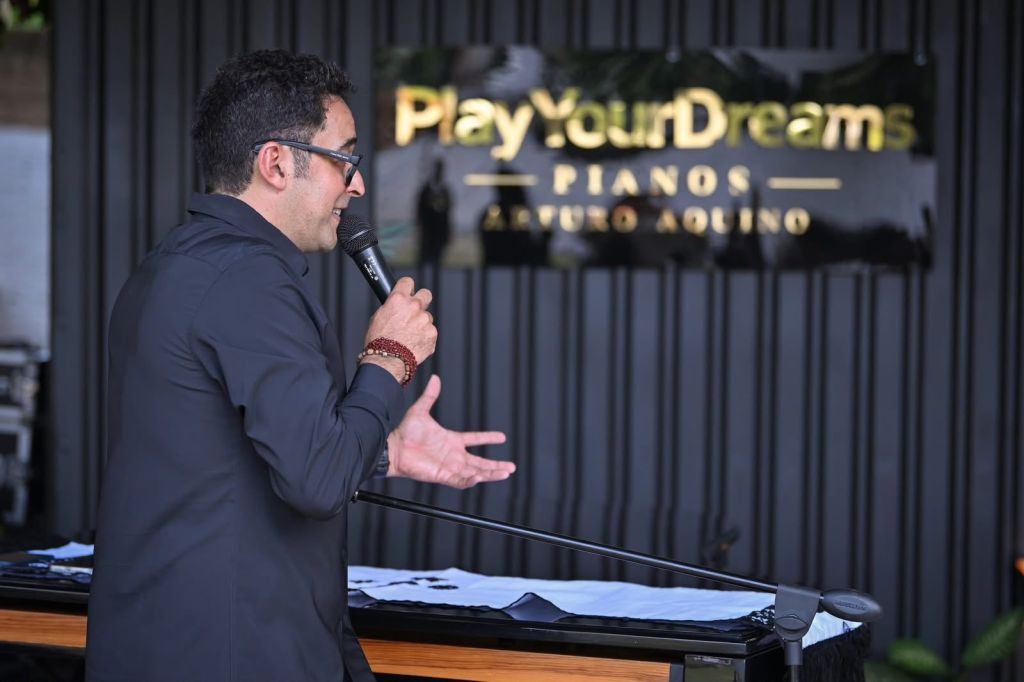 Eduardo Ramírez acompaña a Arturo Aquino en la inauguración de la fábrica de pianos Play Your&nbsp;Dreams