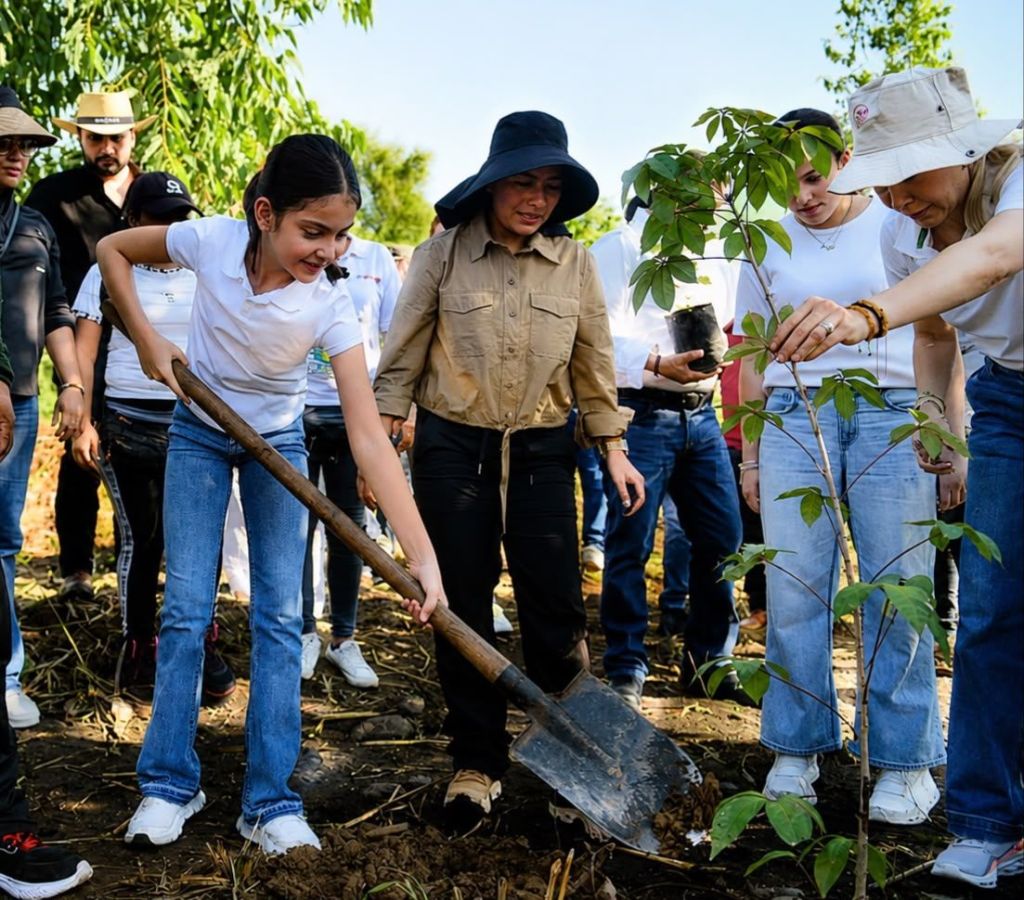 Yazmín Ramírez y Yamil Melgar promueven la&nbsp;reforestación.